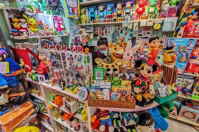 地攤經濟火爆 日入兩千的玩具銷售小攤攻略