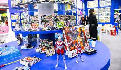 夜色中的“淘金”高手 一晚凈賺470元的玩具地?cái)偯卦E